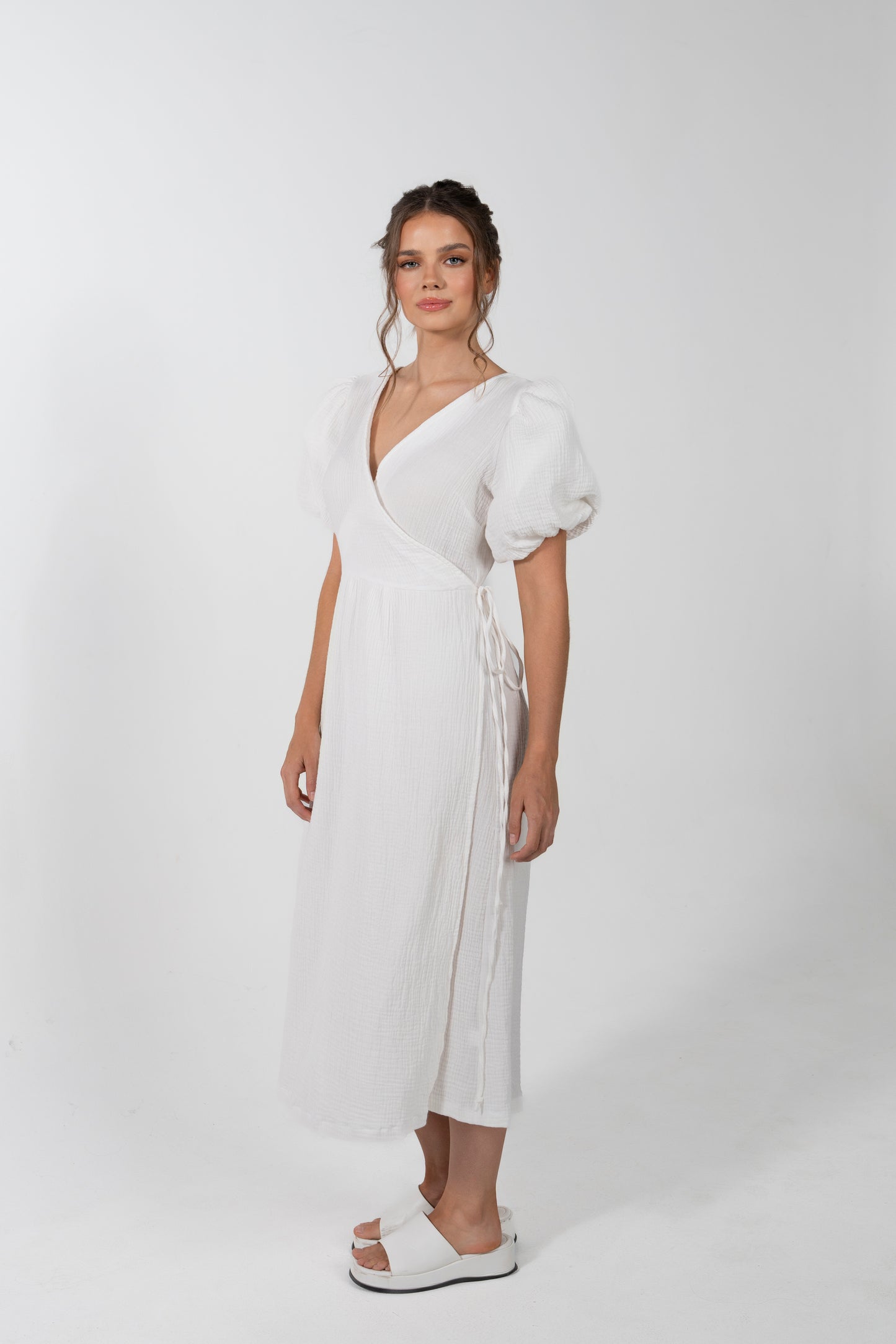 LIPARI TEXTURED WHITE PUFF SLEEVE WRAP DRESS