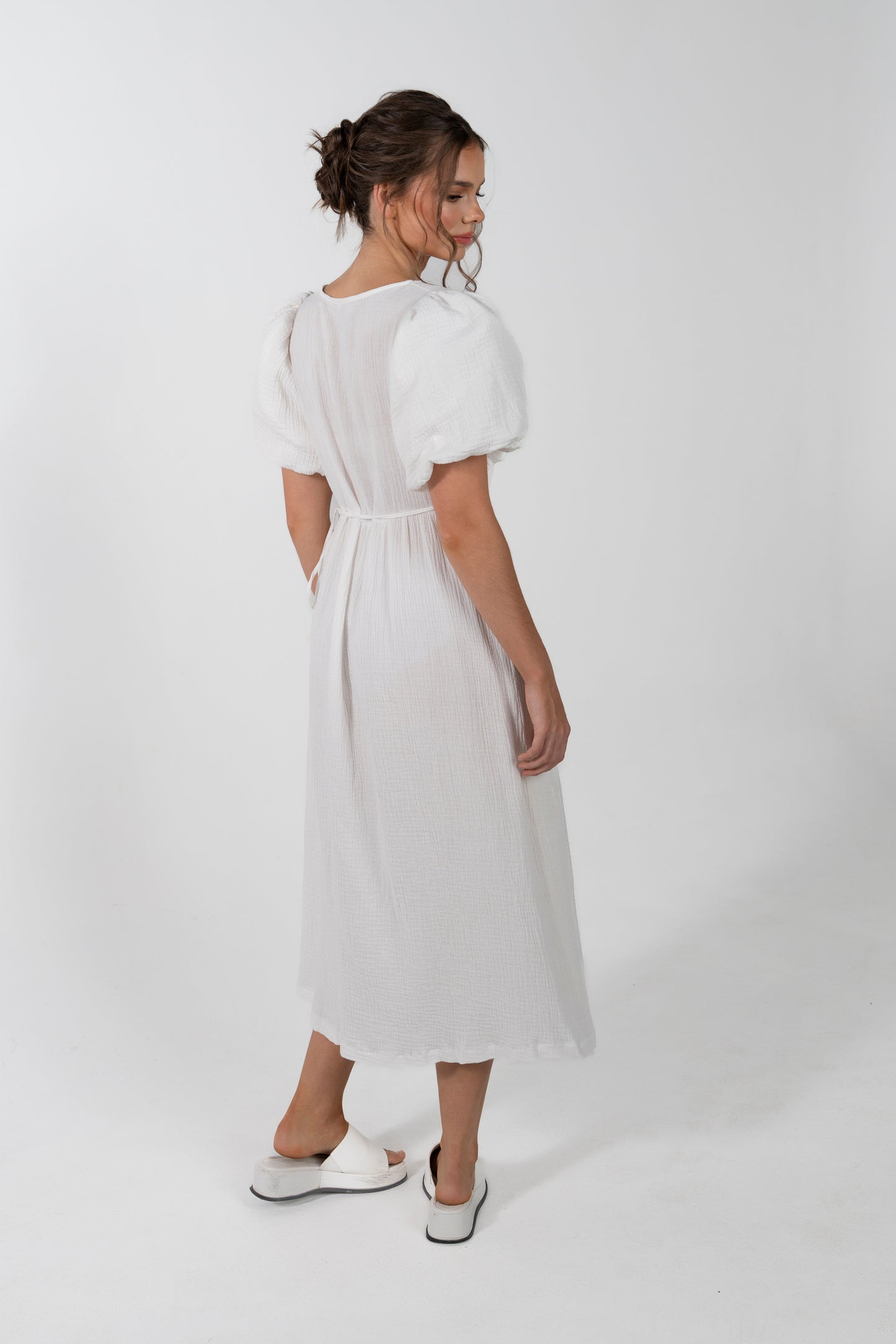 LIPARI TEXTURED WHITE PUFF SLEEVE WRAP DRESS